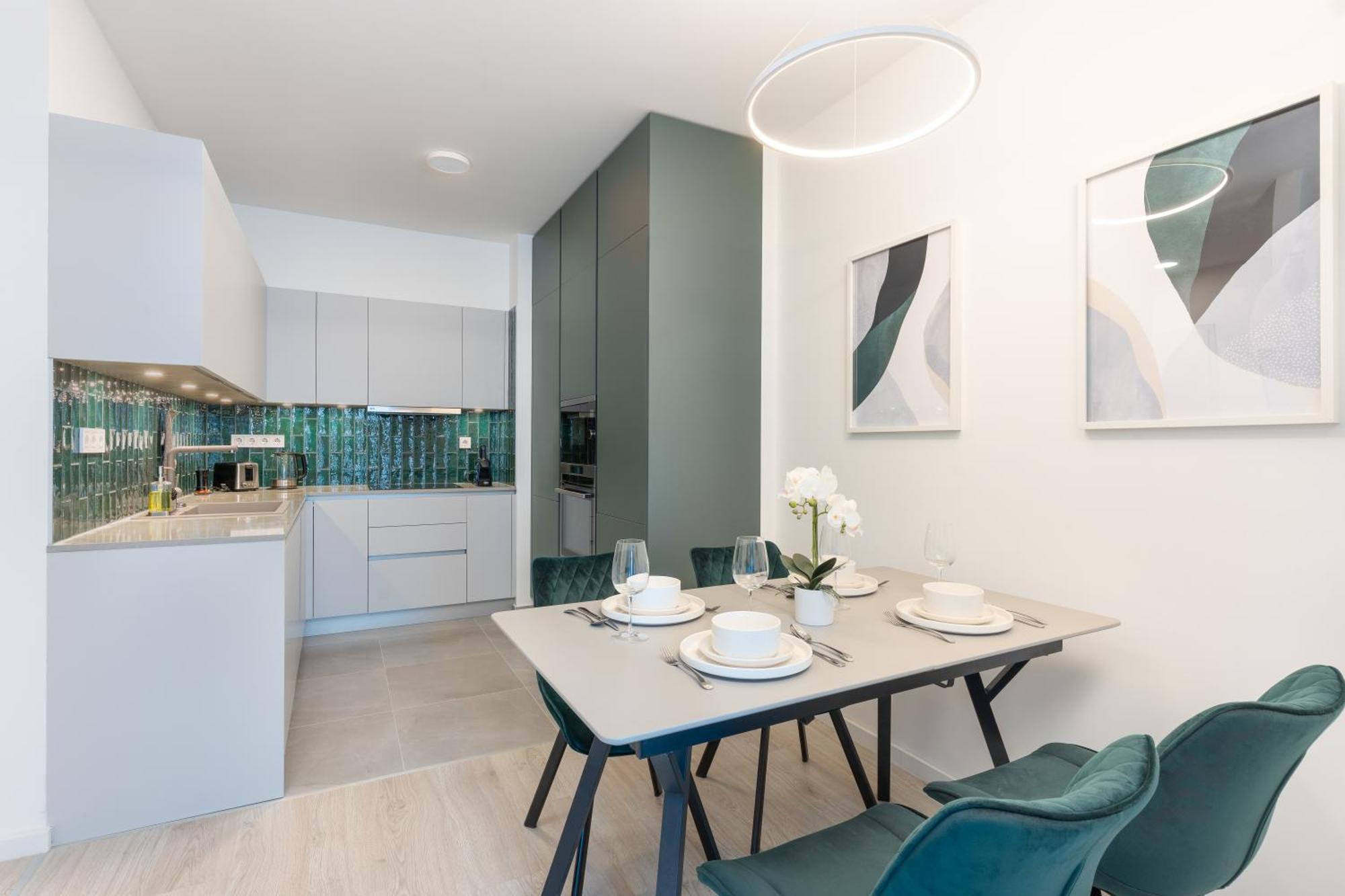 Chloe's Luxury & Ev Charger & Free Private Parking דירה